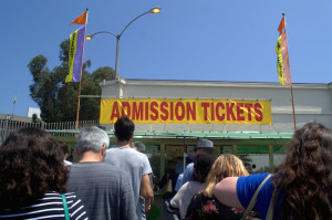 The Line to get Admission to The Rose Bowl Flea Market