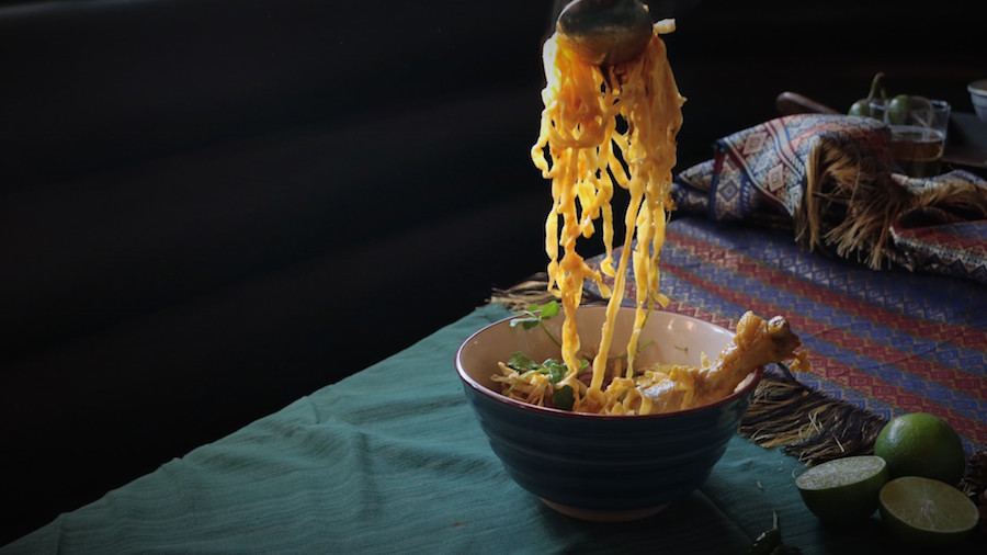 same same khao soi dine la