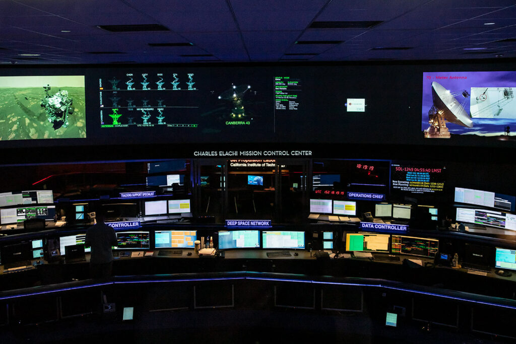 space-flight-operations-facility-mission-control-jpl