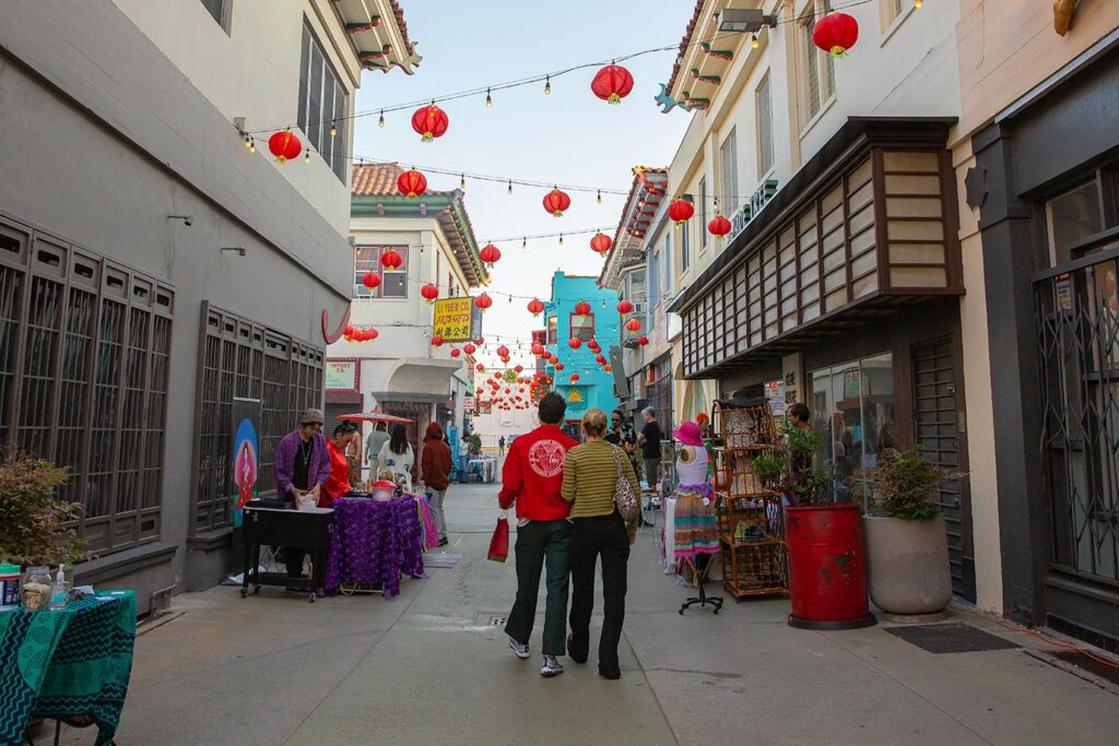 couple-shopping-chinatown-first-fridays-chung-king-plaza